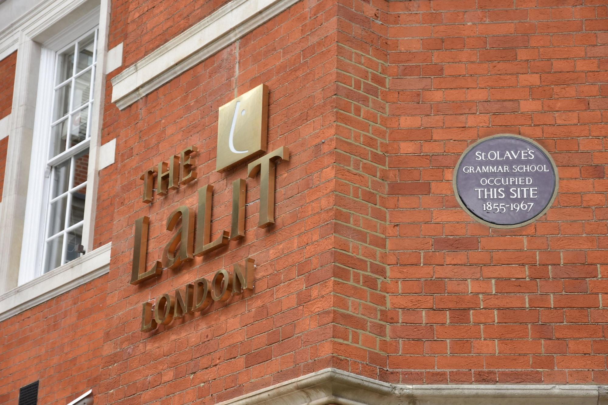 فندق ذا لاليت لندن المظهر الخارجي الصورة The UCL logo and the commemorative plaque at the site of the former Soho slave school