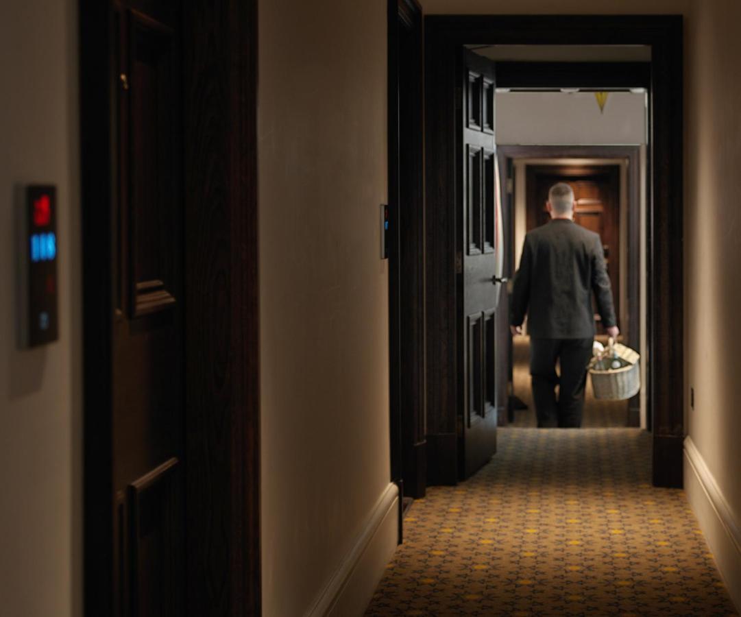 فندق ذا لاليت لندن المظهر الخارجي الصورة A room service employee delivers room service to a guest room