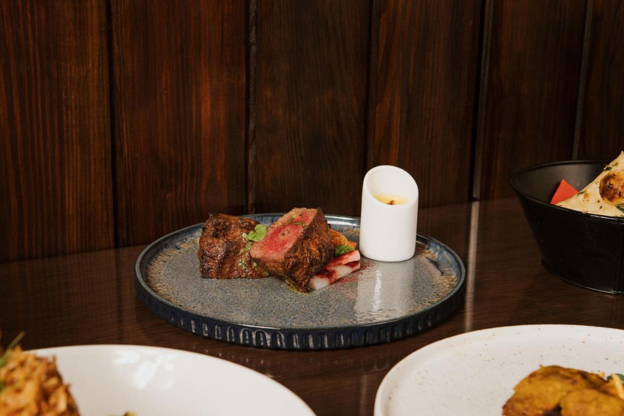 فندق ذا لاليت لندن المظهر الخارجي الصورة A plate of grilled lamb