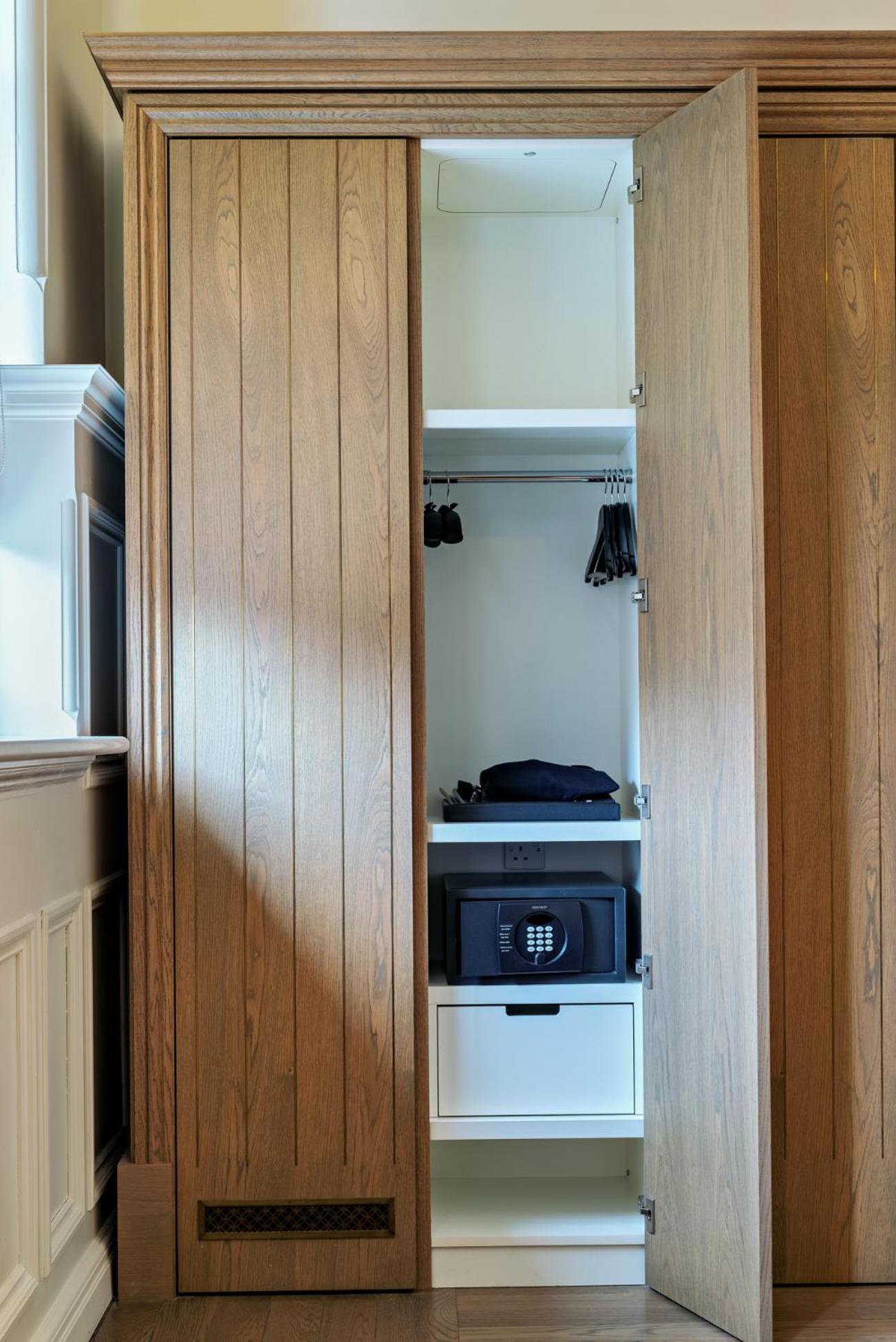 فندق ذا لاليت لندن المظهر الخارجي الصورة A safe in a hotel room