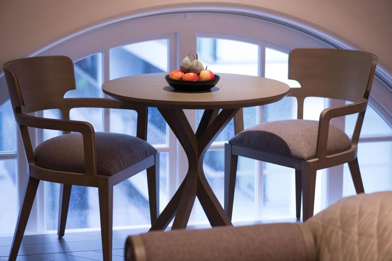 فندق ذا لاليت لندن الغرفة الصورة A table and two chairs