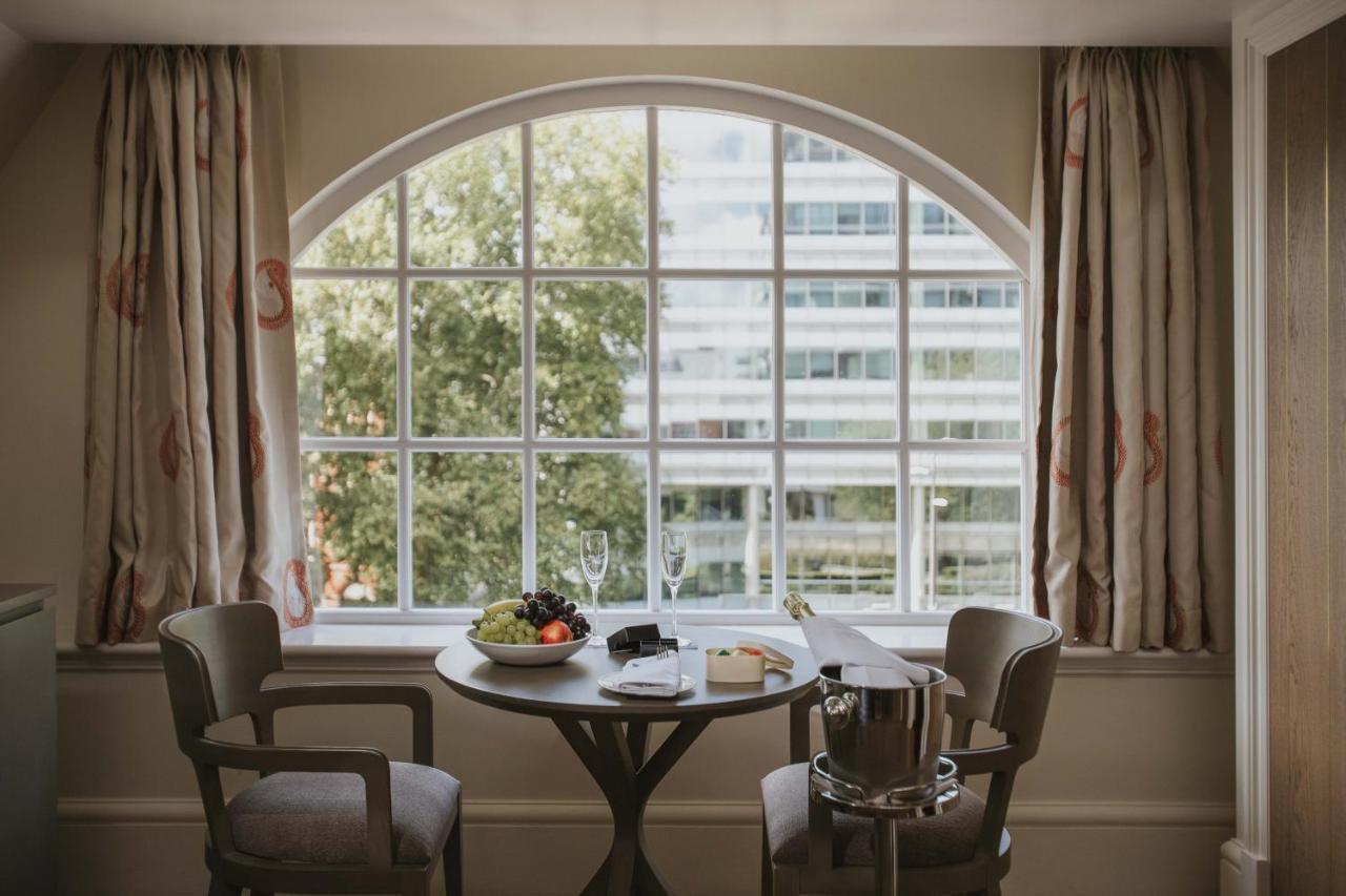 فندق ذا لاليت لندن الغرفة الصورة A window with a window seat