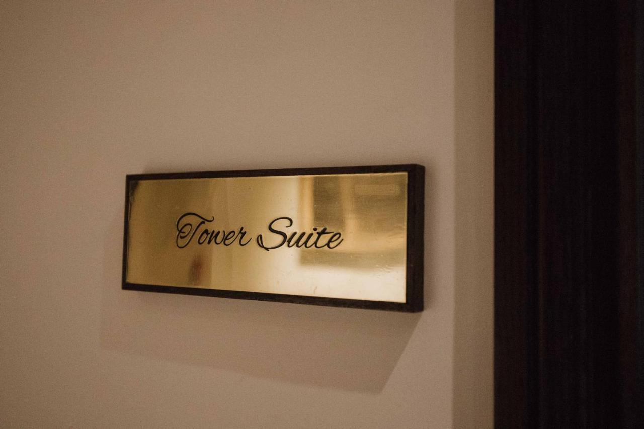 فندق ذا لاليت لندن المظهر الخارجي الصورة The sign for the Tower Suite